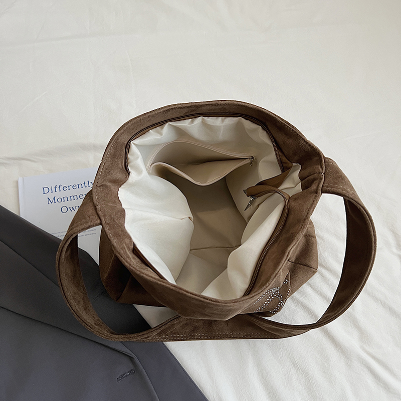 Winter women's retro high-end wide shoulder bag, casual simple versatile crossbody bag, high-end commuting leisure bag, shopping bag, versatile w