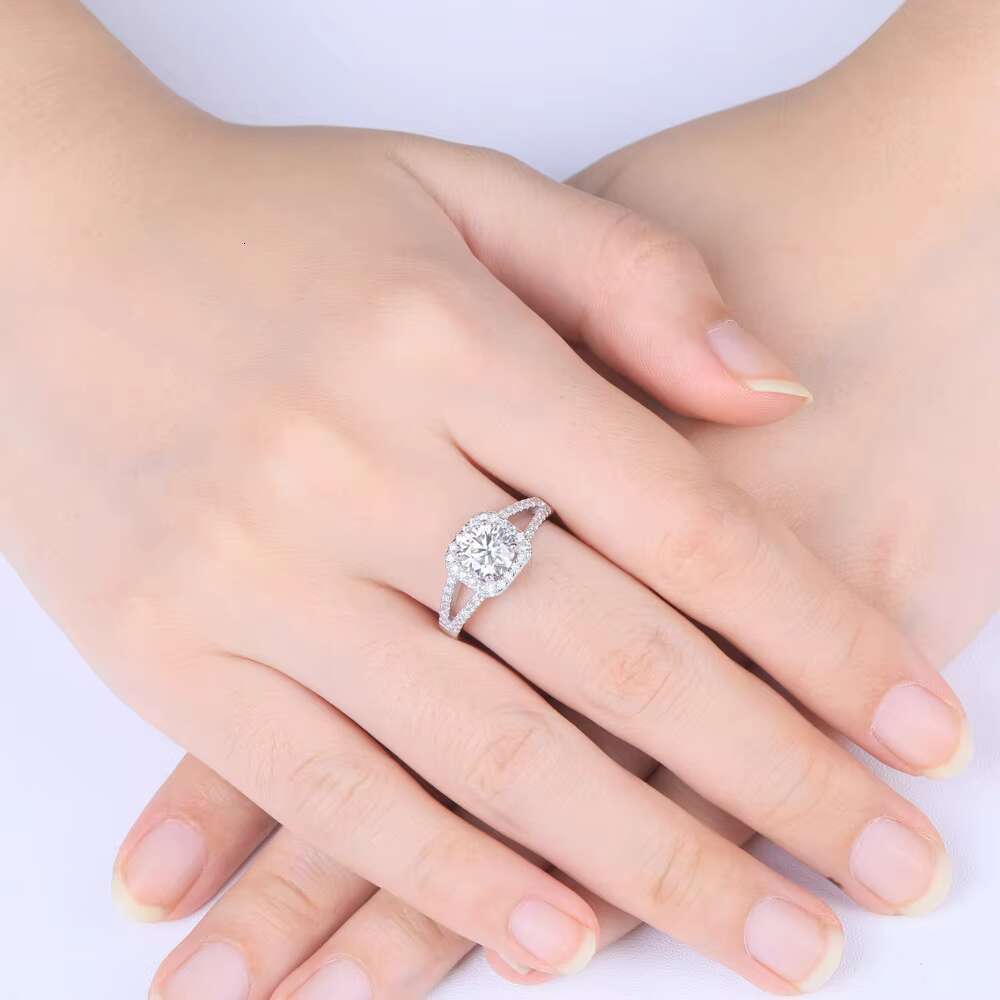 Japanese and Korean Ring Womens S925 Sterling Silver Simple Classic Six-Claw Ring D Color 1 Karat Moissanite Ring