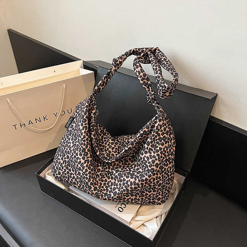New Fashion Single Shoulder Bag Casual Versatile Large Capacity Tote Bag Women's Bag Trendy Personality Leopard Print Commuter Bag