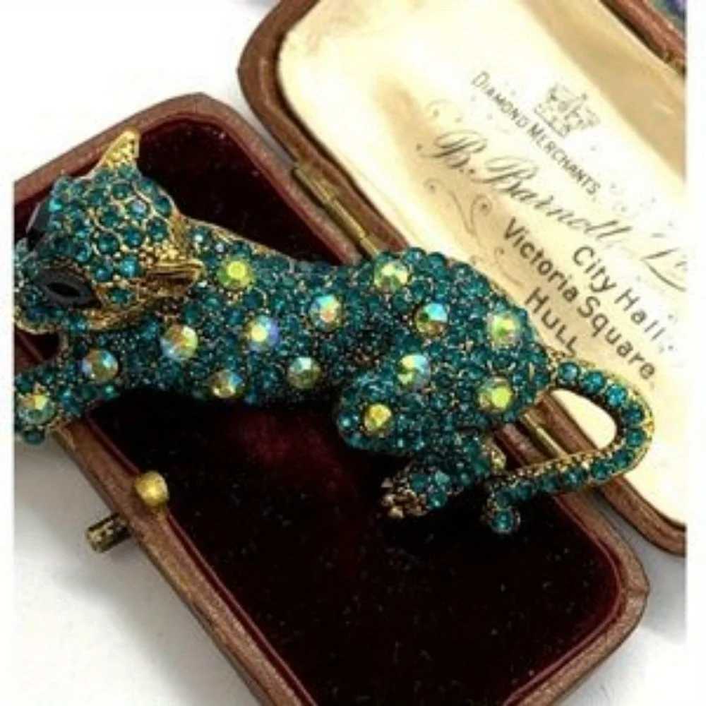 Baroque Luxury Leopard Design Mens and Womens Brooch Pins Wedding Holiday Party GiftsJewelryCostume AccessoriesW251110