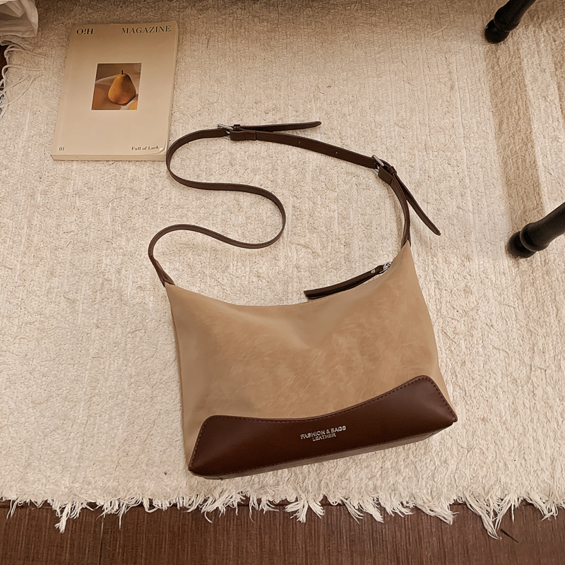 Spring women's retro high-end wide shoulder bag, casual simple versatile crossbody bag, high-end commuting leisure bag, shopping bag, versatile w