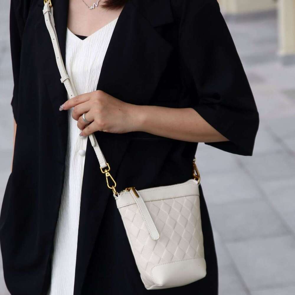 Women S New Top Layer Cowhide Shoulder Versatile Crossbody Genuine Leather Commuter Phone Small Bag High Quality