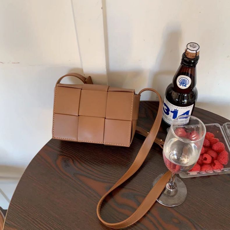 new Korean niche design high-quality texture one-shoulder bag high-end summer woven versatile crossbody women's bag Women's bag wholesale