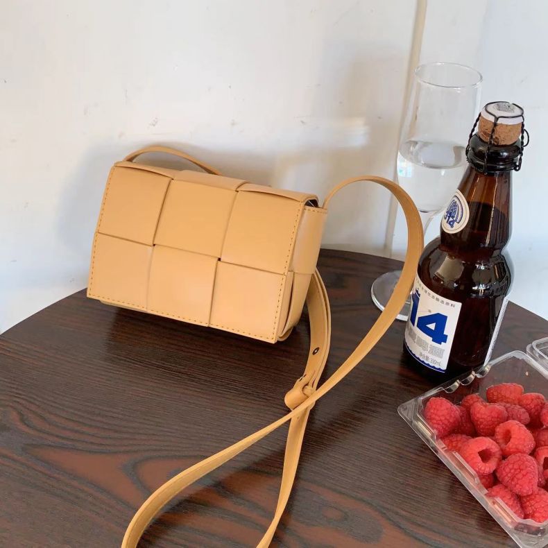 new Korean niche design high-quality texture one-shoulder bag high-end summer woven versatile crossbody women's bag Women's bag wholesale