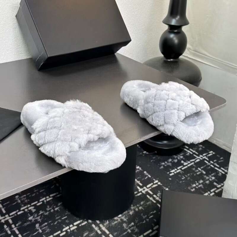 2025 Autumn Winter New Style Flat Wool Thick Sole Warm Fashion Diamond Pattern Outdoor Slippers For Women