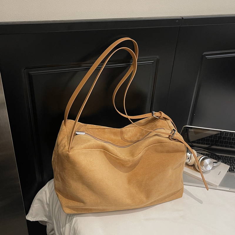 2025 Winter New Women's Retro High end Wide Shoulder Bag, Casual Versatile Crossbody Bag, High end Commuting Leisure Bag, Shopping Bag, Versatile