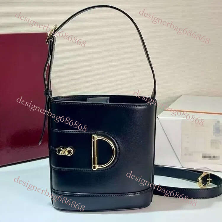 Designer Bag Elegant Quilted Leather Shoulder Bag For Ladies Luxurious Crossbody Purse With Dia Ing Details