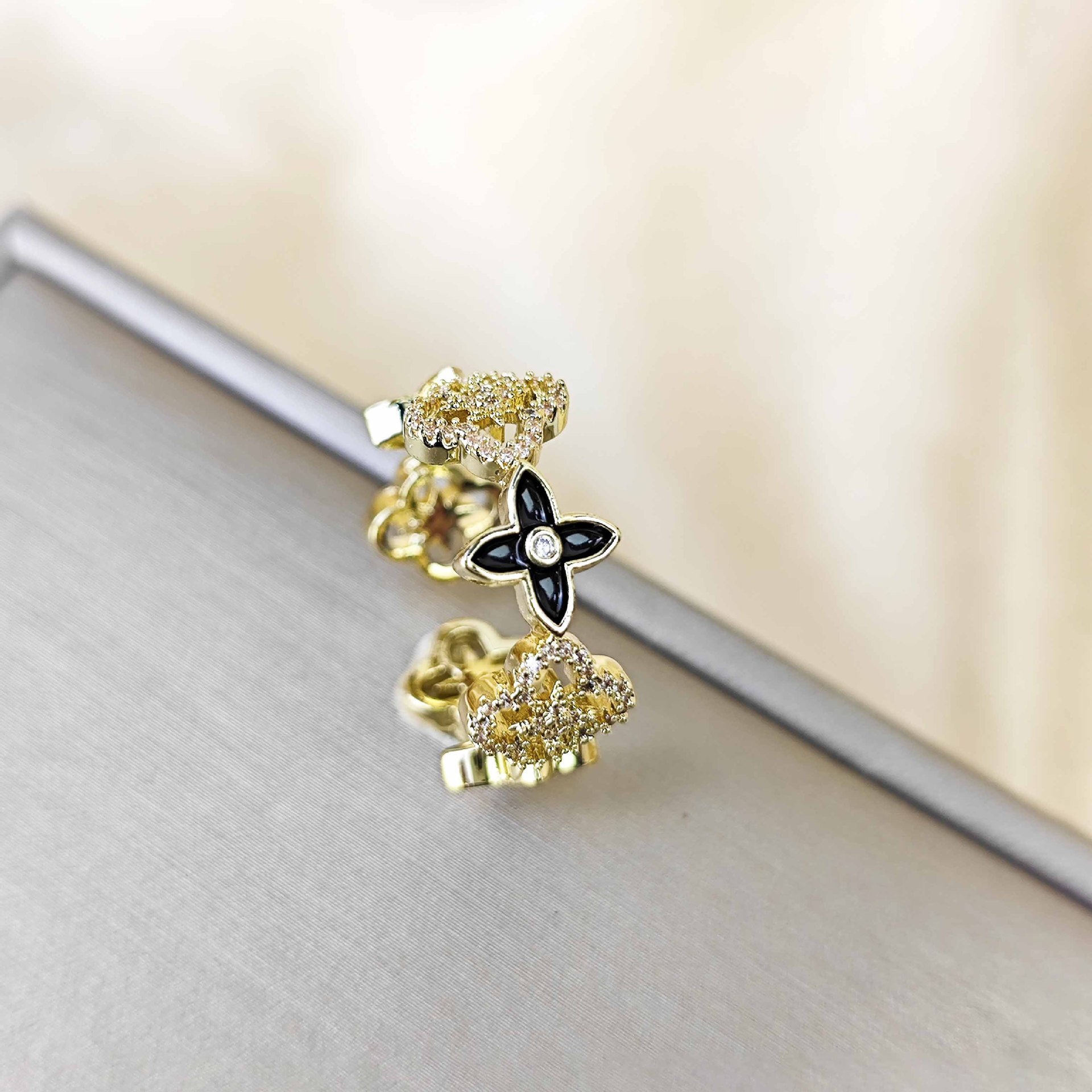 Oil Drop Full Diamond Lucky Four Leaf Fashion Ring Clover Women's Hollow Ring European And American Style Ins Designer Ring Light Luxury Elegant 