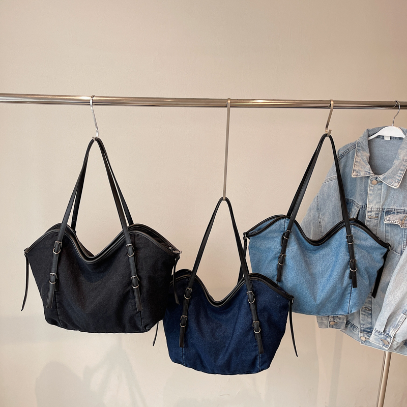 Winter new women's retro high-end wide shoulder bag, casual versatile crossbody bag, high-end commuting leisure bag, shopping bag, versatile wome