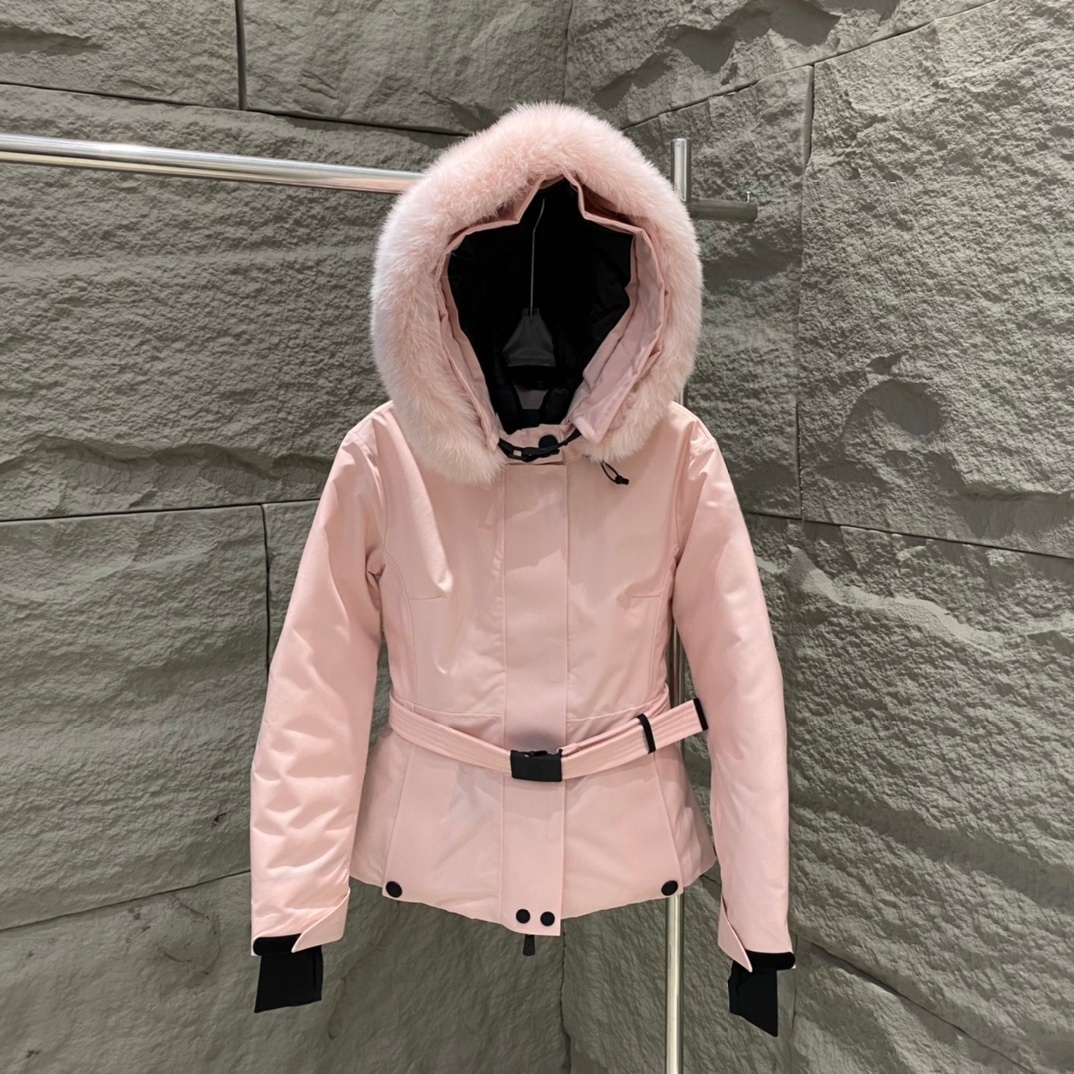 2025The latest classic style for women in autumn and winter, short waisted down ski jacket with large fur collar