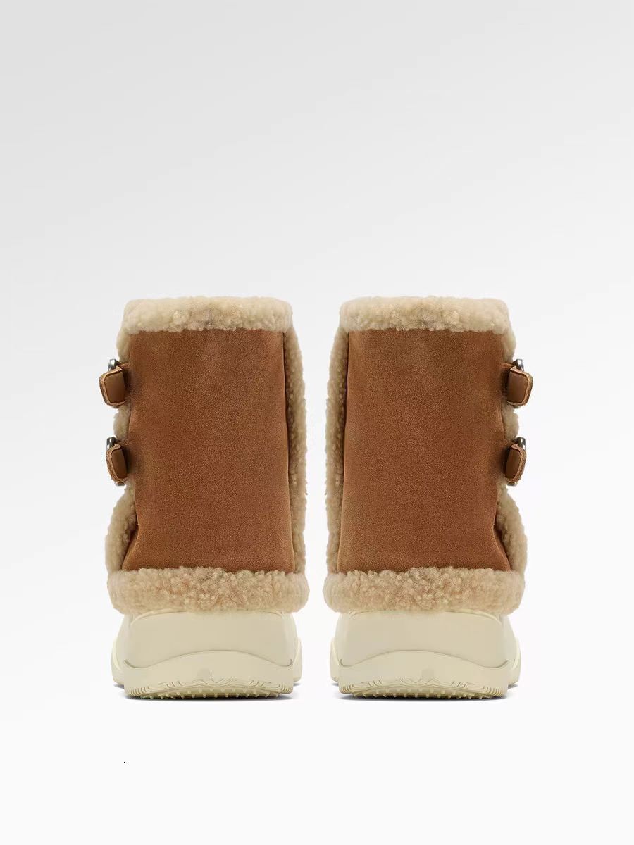 Designer's new autumn and winter collection of women's plush snow boots, warm midsole boots, fashionable women's boots