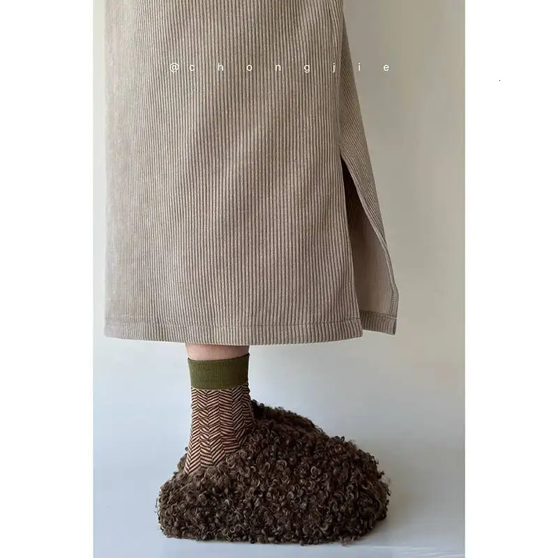 Womens Winter Furry Slippers Thick Soled Suitable for Outdoor Autumn Winter 251107