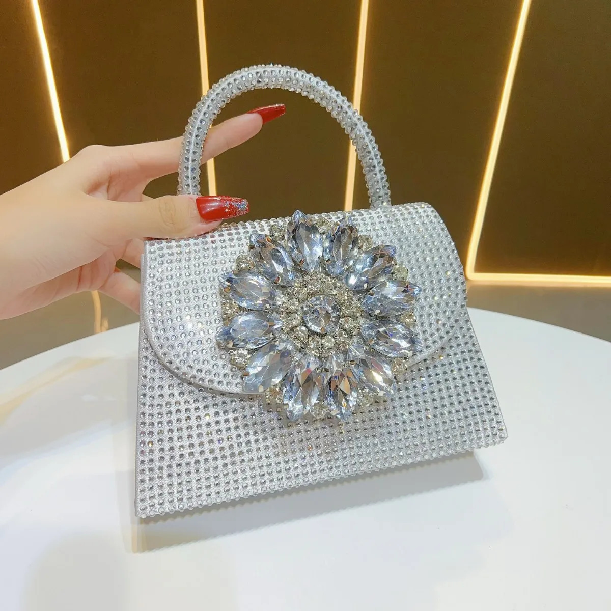 2025 New Lady Crystal Diamond Evening Clutch Womens Metal Handbag Sparkling Wedding Purse Elegant Banquet Party Small Tote Bag R251110
