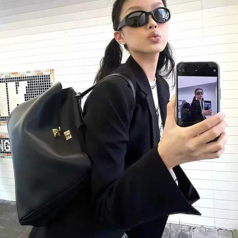 2025 Gold Rodeo Bag Lock Luxury Designer Bags Leather Large Capacity Portable Underarm Bag for Casual Commuting Womens BagW251110