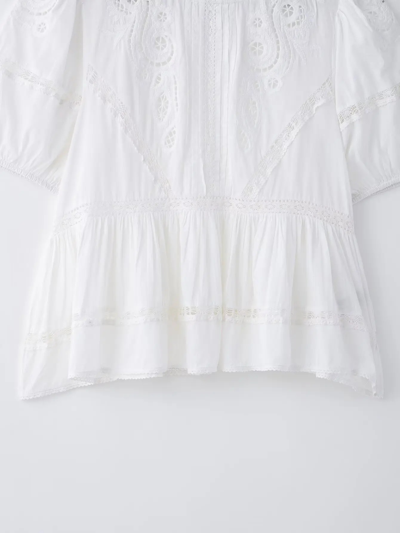 TRAFZA Womens Spring Embroidered Shirt Short Sleeve Round Neck Loose Fit Romantic Style White Shirt Elegant and Fashionable 250410
