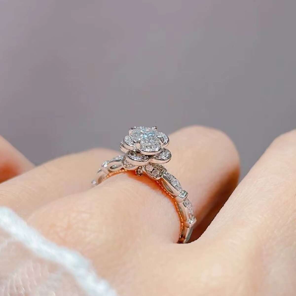 Fashion Jewelry 0.3 Mosanite Castle Rose Ring Women 925 Sterling Silver Moissanite Diamond for Engagement Ring