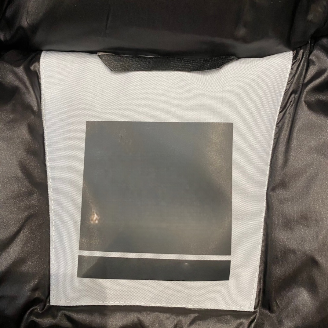 2025The latest classic style for women in autumn and winter, short waisted down ski jacket with large fur collar