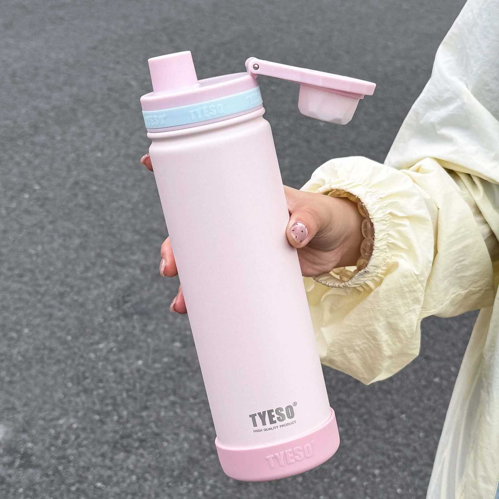 Fashionable cup 1pc high-quality vacuum stainless steel insated bottle 750 ML portable water cup with a handle and a carrying strap Y251110