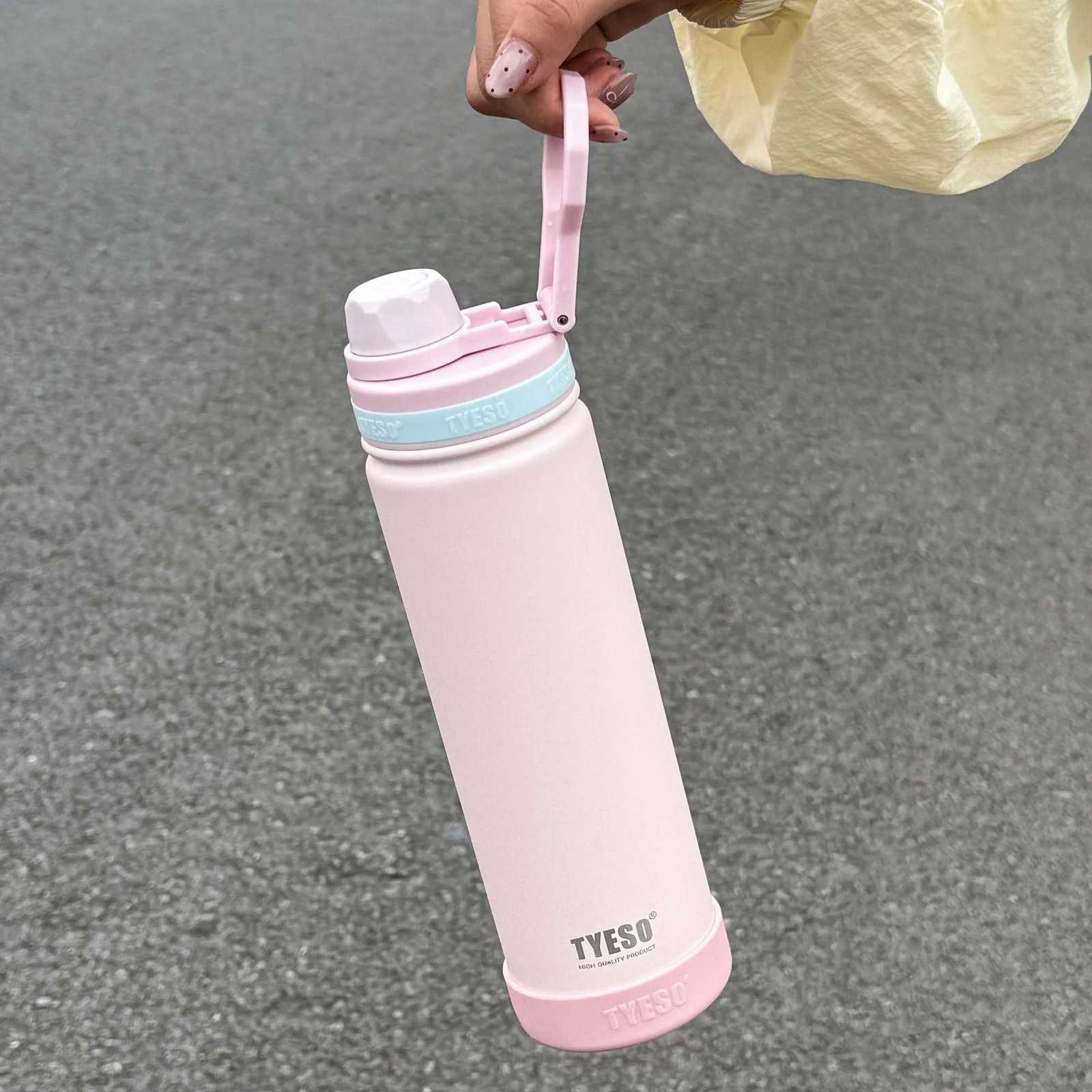Fashionable cup 1pc high-quality vacuum stainless steel insated bottle 750 ML portable water cup with a handle and a carrying strap Y251110