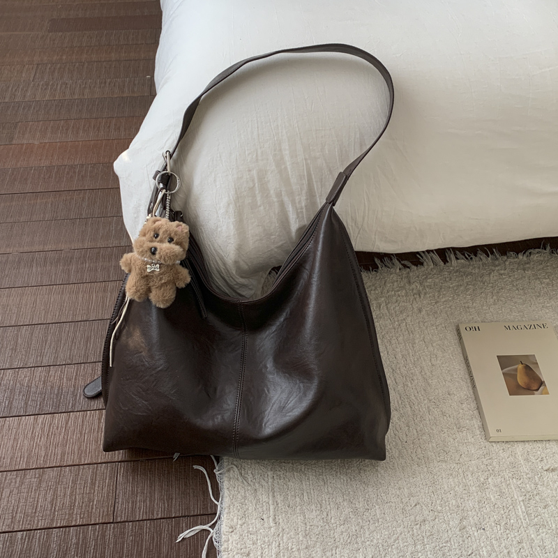 Ladies' winter vintage high-end wide shoulder bag, casual simple versatile crossbody bag, high-end commuting leisure bag, shopping bag, versatile