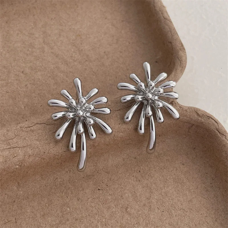 XIALUOKE Retro Metal Geometric Fireworks Stud Earrings For Women European American Style Personality Earrings Travel Jewelry 250409