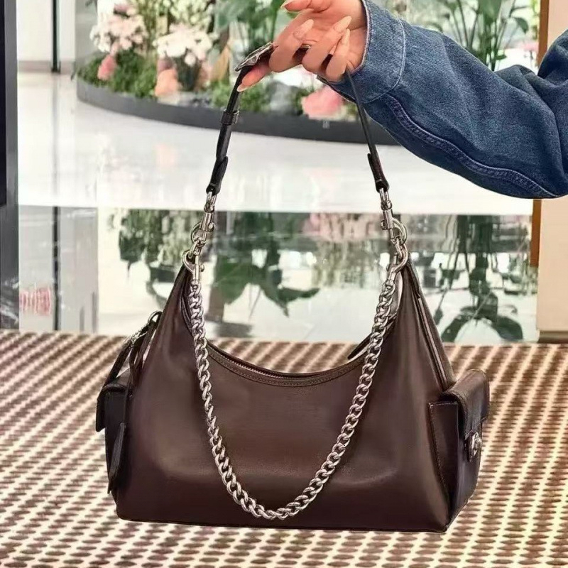 Winter new retro style motorcycle bag chain designer bag armpit bag spicy girl luxury handbag solid color women's shoulder bag