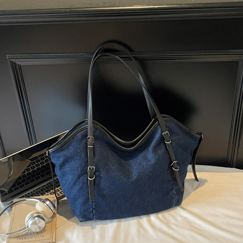 Winter new women's retro high-end wide shoulder bag, casual versatile crossbody bag, high-end commuting leisure bag, shopping bag, versatile wome