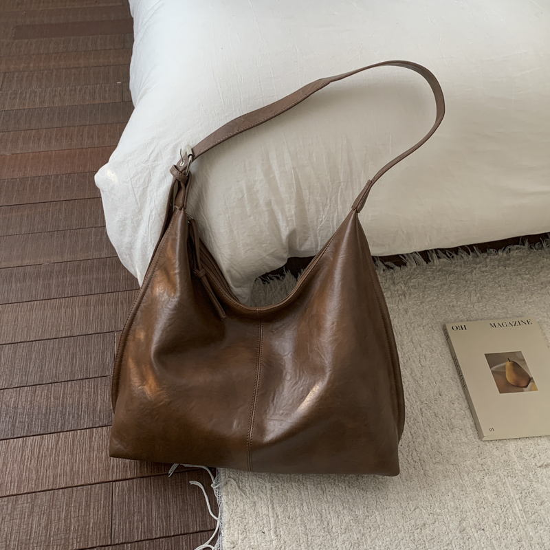 Ladies' winter vintage high-end wide shoulder bag, casual simple versatile crossbody bag, high-end commuting leisure bag, shopping bag, versatile