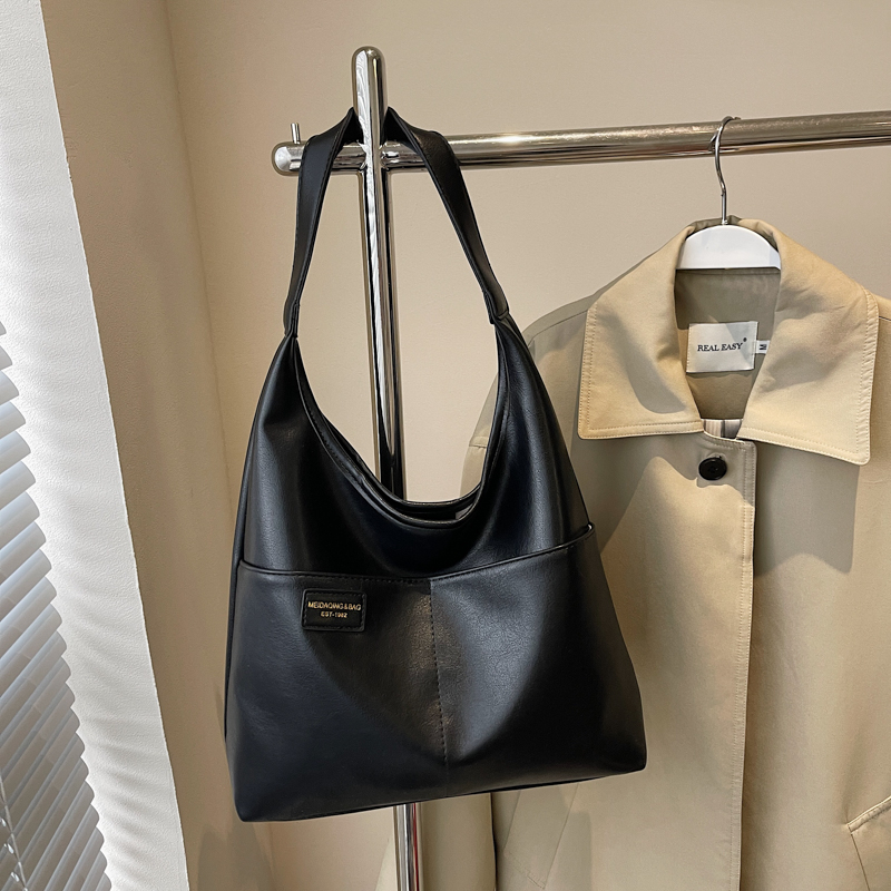 2025 autumn new women's retro high-end wide shoulder bag, casual versatile crossbody bag, high-end commuting leisure bag, shopping bag, versatile