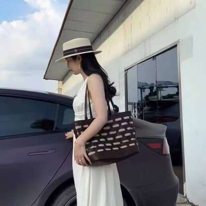 PU Woven Hollow Tote New Niche Design Large Capacity Vintage Vacation Beach Fashionable Ladies Handbag Shoulder Bag 251110