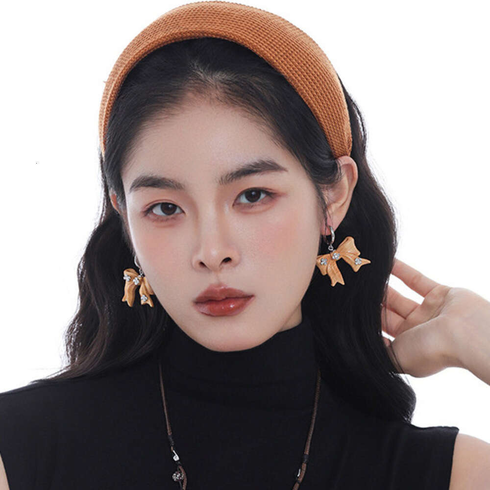 DHcollections Autumn Winter Melad Wooden Bow Earrings for Women, Light Luxury Niche Original Design, Elegant Versatile Clips and Ear Jewelry