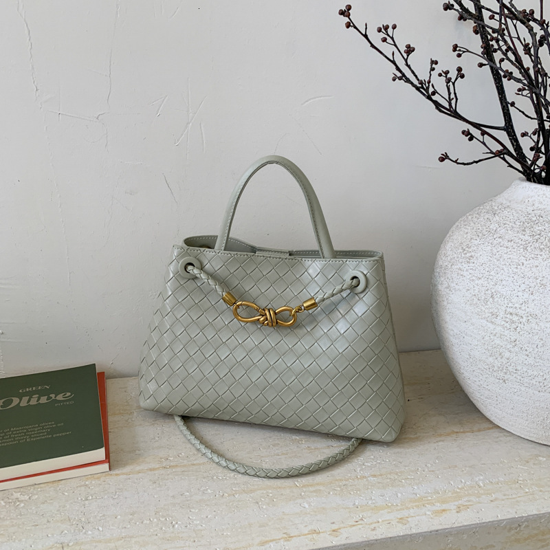 Stylish Crossbody Bag With Adjustable Shoulder Strap Women Messenger Style Leather Fashionable For Classic Ladies R251110