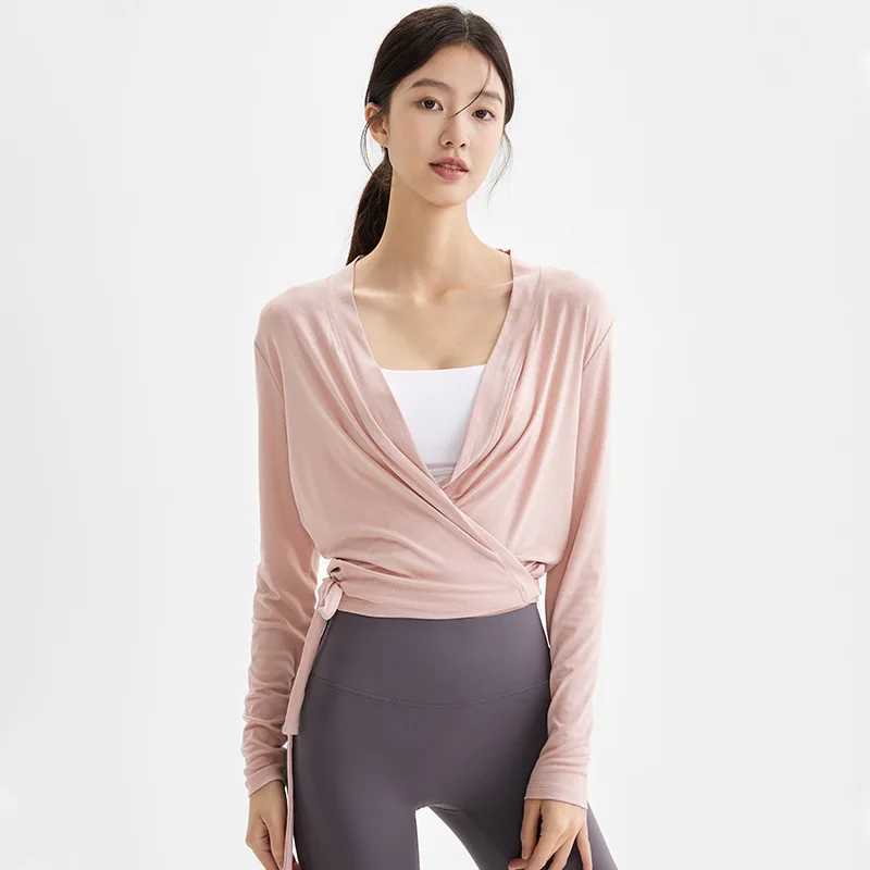 Long sleeved loose fit sports shirt for womens gym yoga fitness breathable double-layer design hem with top soft and comfortable sports jacketXJ250410