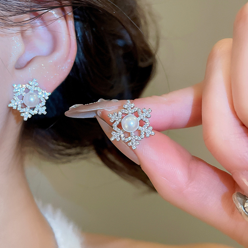 Silver Needle Zircon Hollow Snowflake Pearl Exquisite Elegant Light Luxury Temperament Niche High-end Sense Earrings for Women