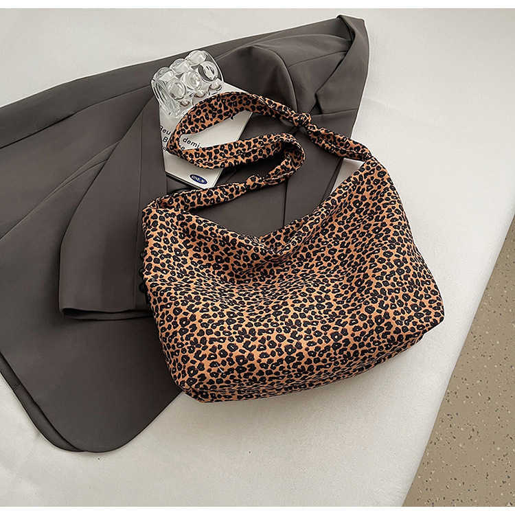 New Fashion Single Shoulder Bag Casual Versatile Large Capacity Tote Bag Women's Bag Trendy Personality Leopard Print Commuter Bag