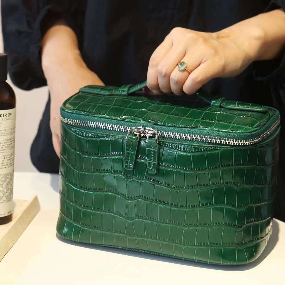 Cowhide Crocodile Pattern Women's Hand-Held Toiletry Classic Vintage Large Capacity Portable Travel Storage Makeup Bag St251110