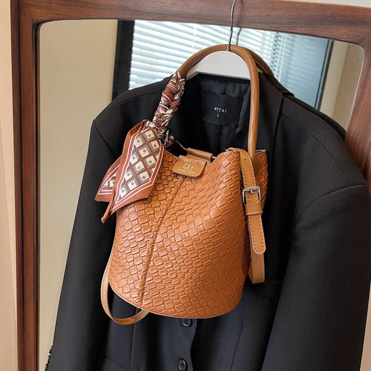 Classic Woven Texture Bucket Bag for Women Quilted PU Leather Large Capacity Magnetic Snap Crossbody Bag for Daily Commute R251110