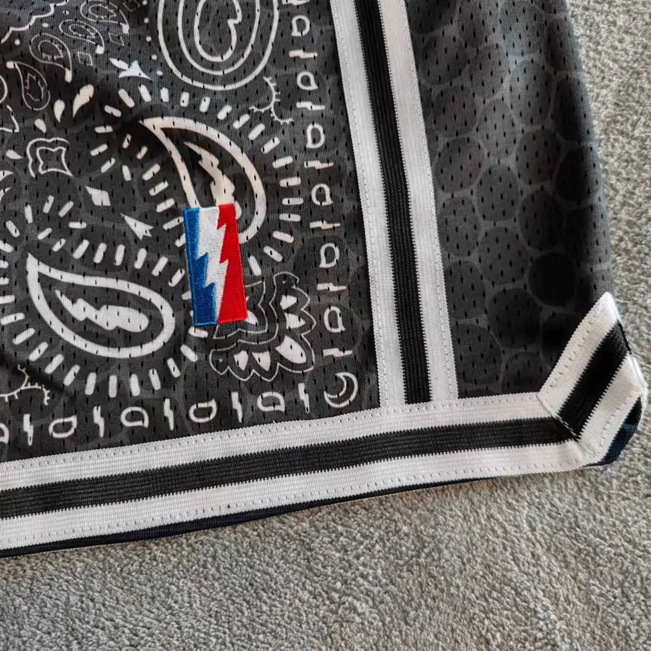 Best Los Angeles style black Paisley print basketball shorts with zippered pockets worn by Bryant Street in training pants X250410