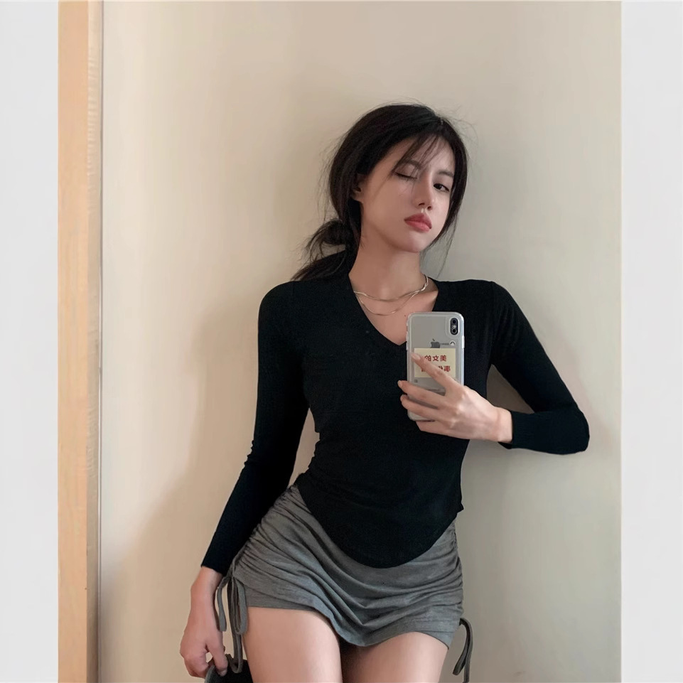 2025S Designer Women s T shirt Spring And Autumn With V neck Design Bottom Irregular Spicy Style Trendy Top Outdoor Casual Sports Short Sleeve