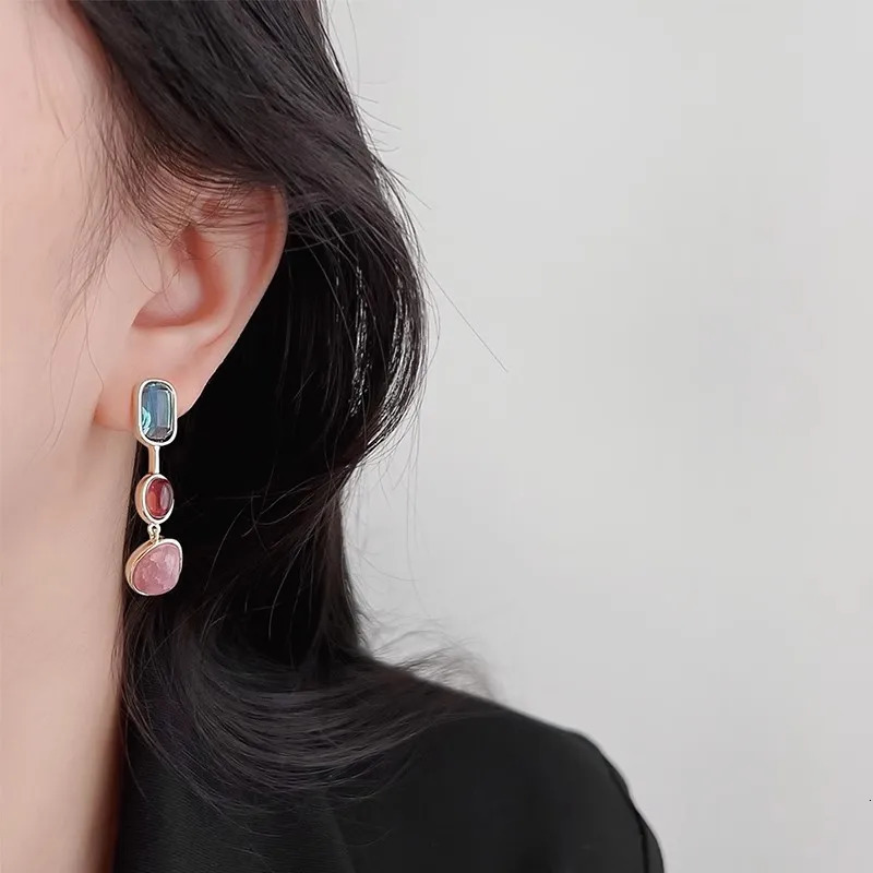 Fashionable Colored Resin Drop Stone Simple Ear Clips for Women Party Retro Color Temperament Clip on Earrings Without Earholes 250409