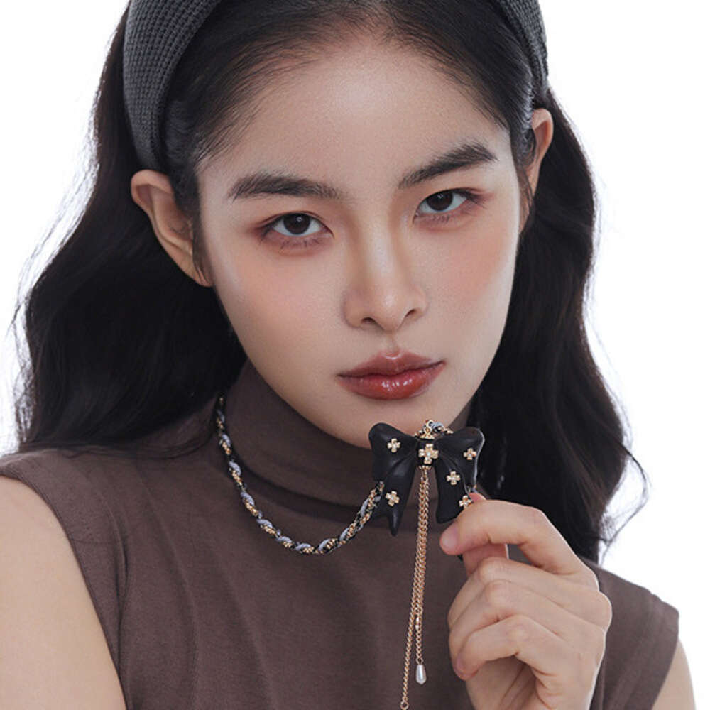 Vintage Original Design Wooden Bow Tassel Necklace for Women Unique Niche Light Luxury Long Pearl Sweater Chain