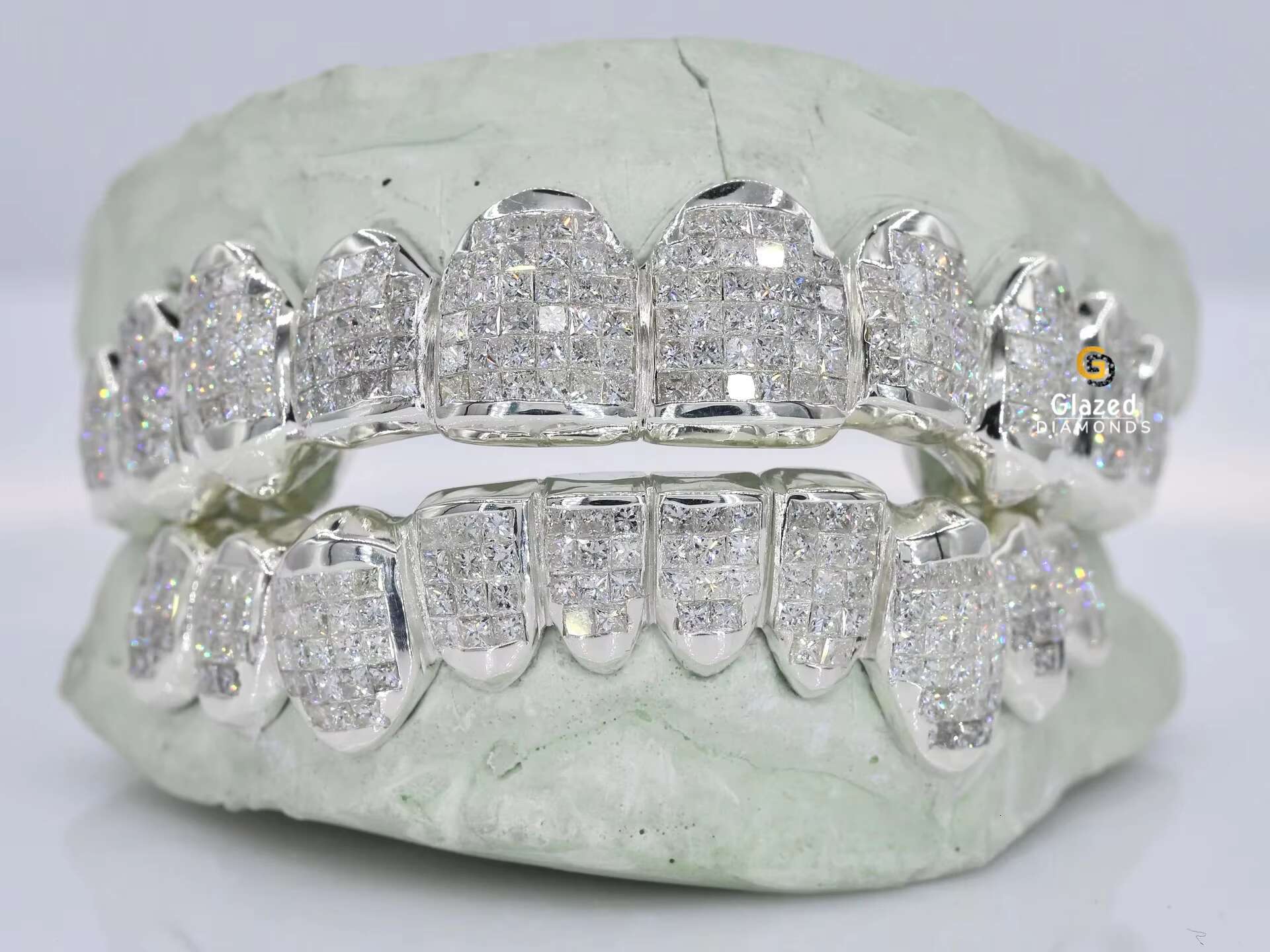 Hot Selling Custom Made Personalized Tooth Sterling VVS Moissanite Princess Cut Diamond Mens Iced Out Grillz Teeth Decoration