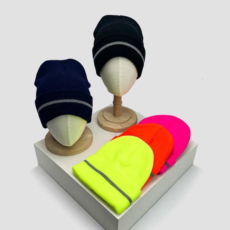 Autumn and Winter New Unisex Reflective Stripes Outdoor Knitted Hats Street Warm Simple Versatile Beanies Fashion Retro CasualXJ251110