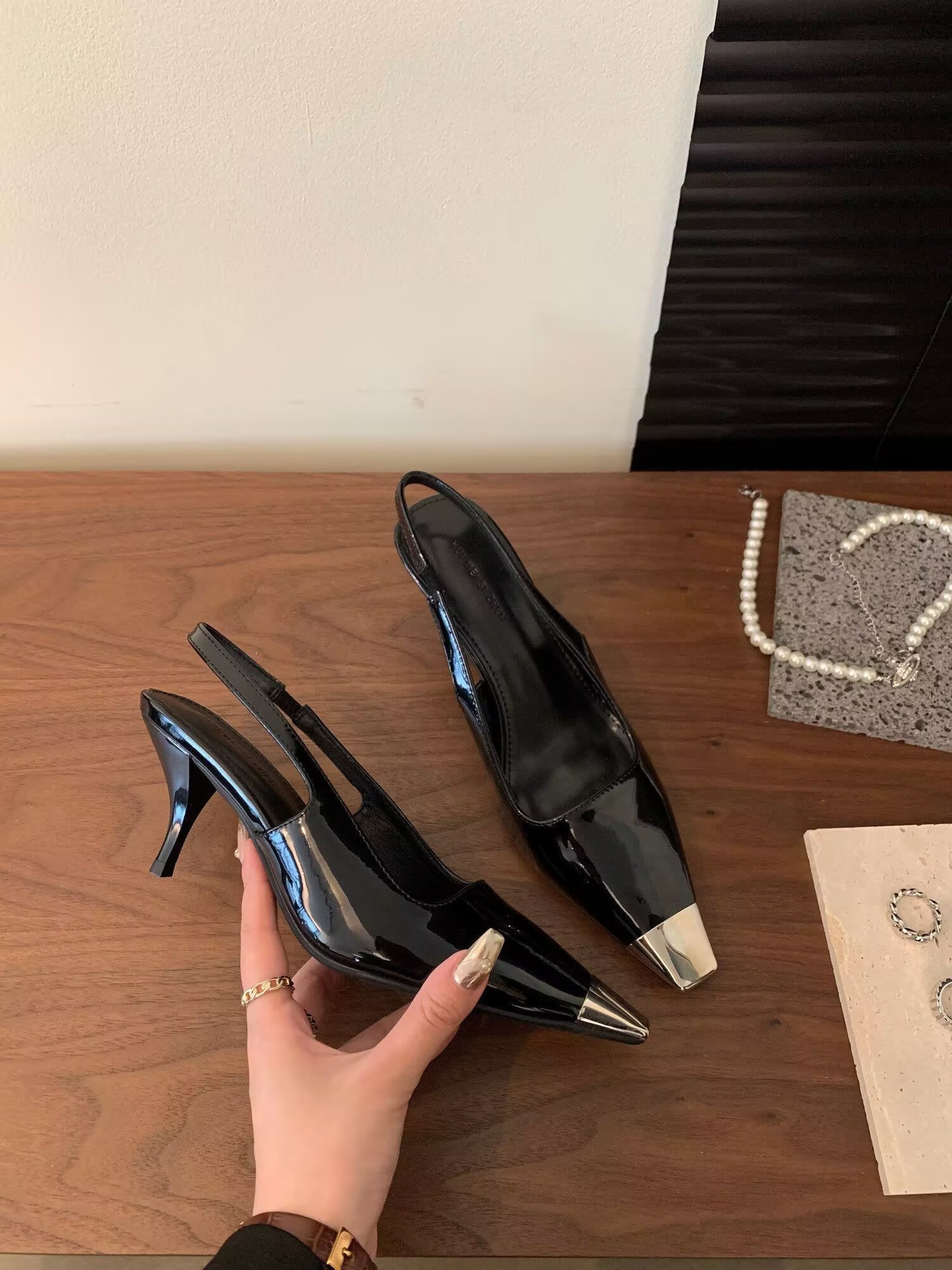 Free delivery high heels Minimally pointed high heels with soft soles that do not rub against the feet for commuting and dating