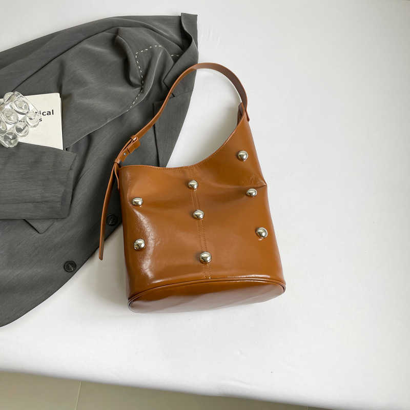 Niche Design Underarm Bag for Women New Style Personalized Handheld Tote Bag Casual Large Capacity Rivet Shoulder Bag