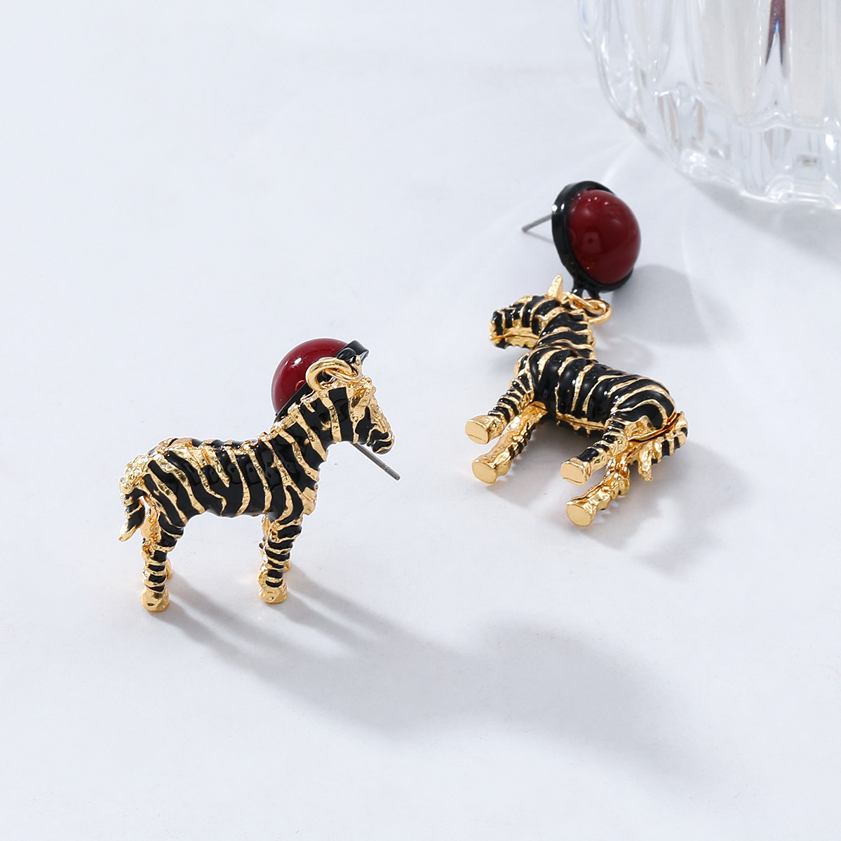Exquisite Retro Summer Girl Fashion Temperament Earrings High End Alloy Drip Oil Pendant Zebra Earrings Animal Charm Gift Earrings