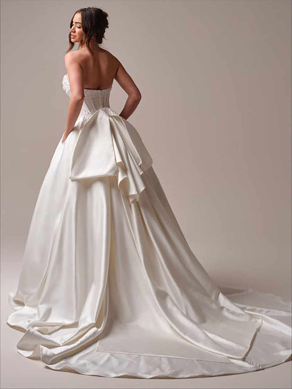 Princess Ball Gowns Bride Dress Pearls Beaded O Neck Long Sleeve Wedding Dresses Elegant Pleats Bow Sweep Train Bridal Skirt Customized