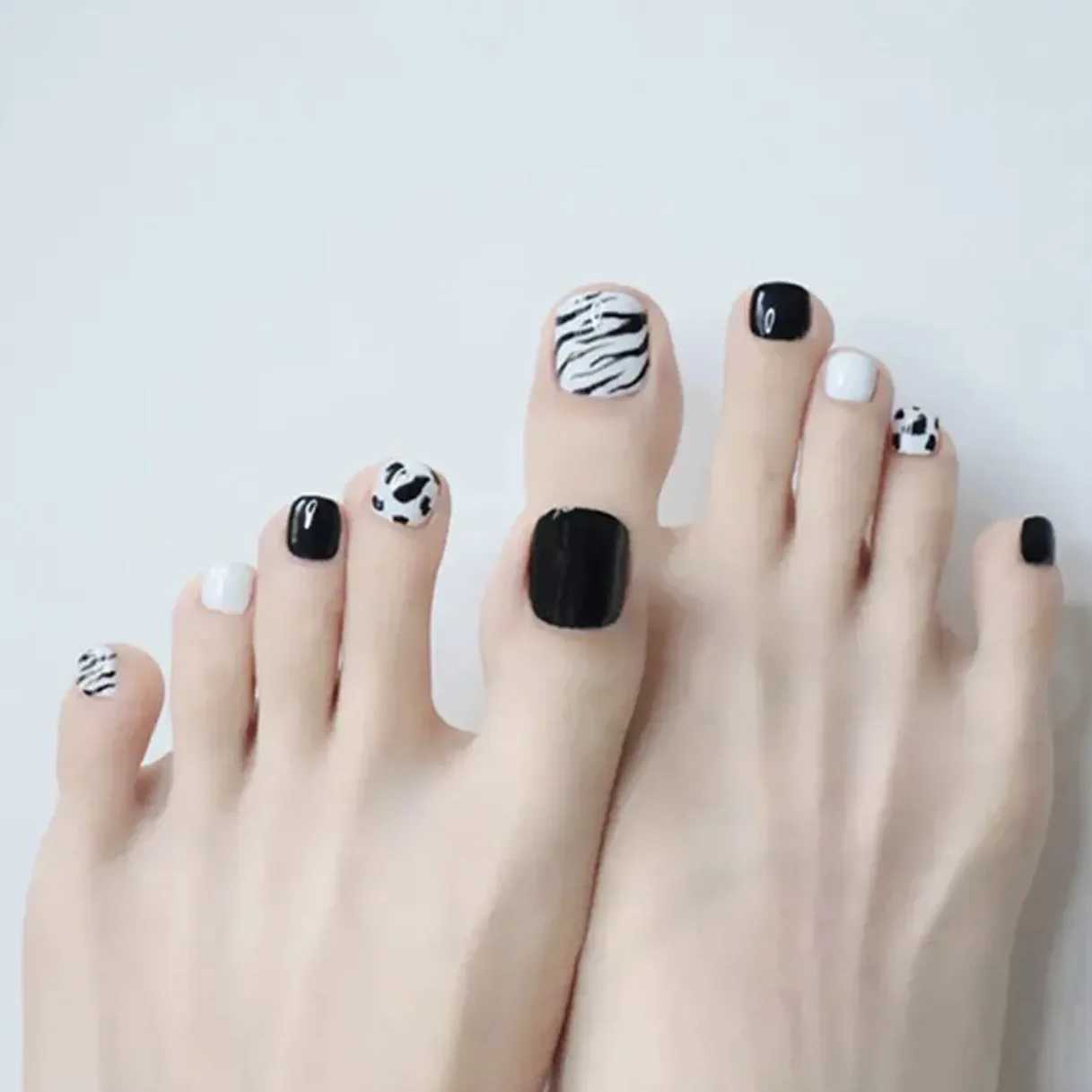 24 pieces of French diamond flower decorative fake nail art fully covered waterproof fake nail set pressed on the nails according to the design W25041