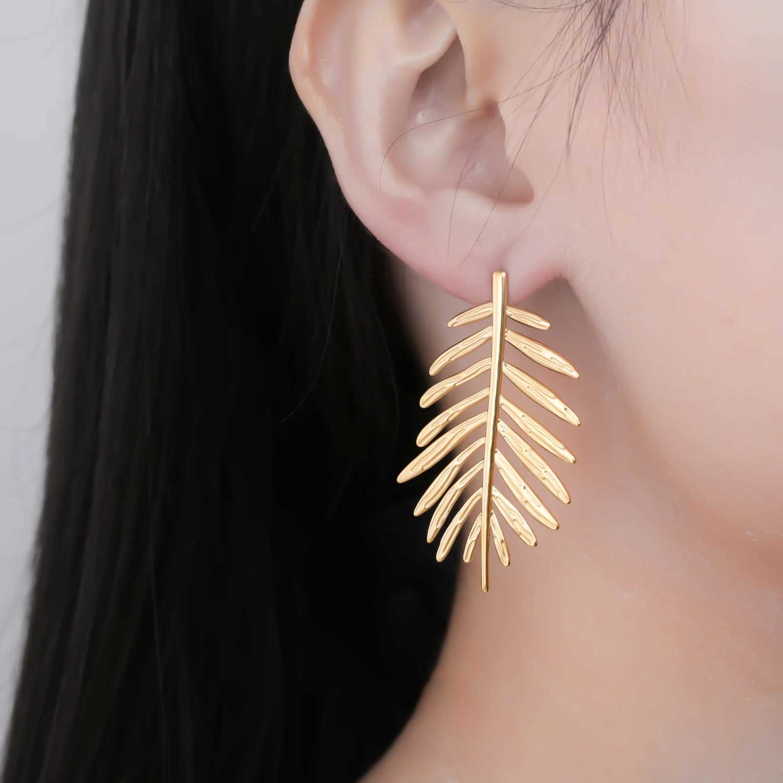 Cazador Exaggerated Leaves Stud Earrings Gold Color Stainless Steel Waterproof Earrings for Women Jewelry Party Birthday Gift J251110