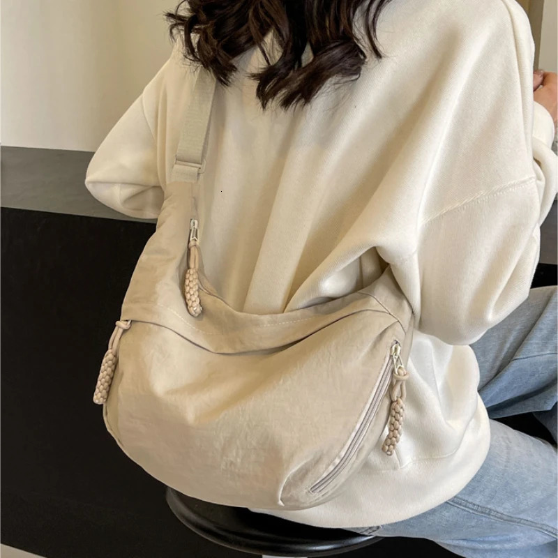 Leisure Crossbody Hobo Bag with Large Capacity Versatile and Niche n Nylon Shoulder Student Class Mailman 251110